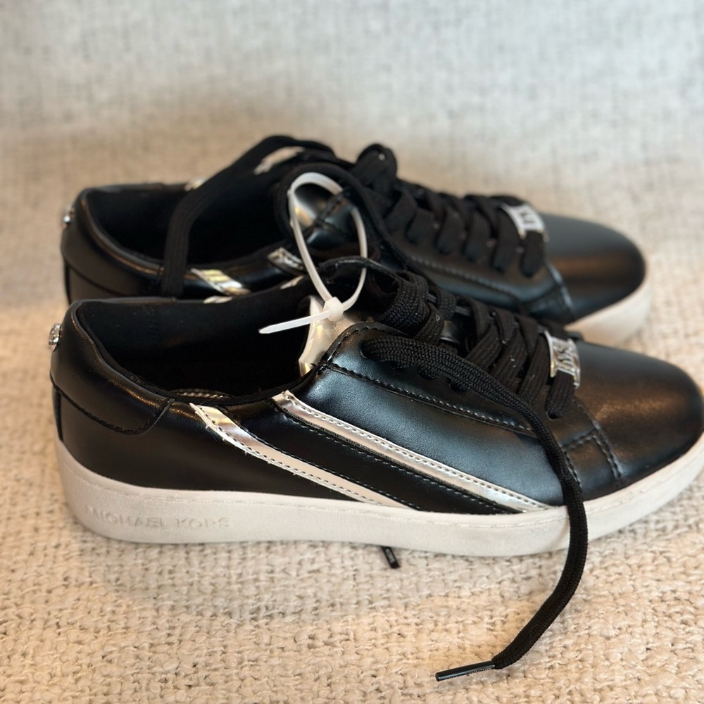 Michael Kors size 5.5 sneakers - Picture 2 of 4